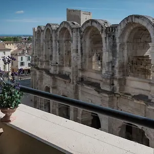 Avec Balcon Donnant Sur Les Arenes D'arles , Arles France