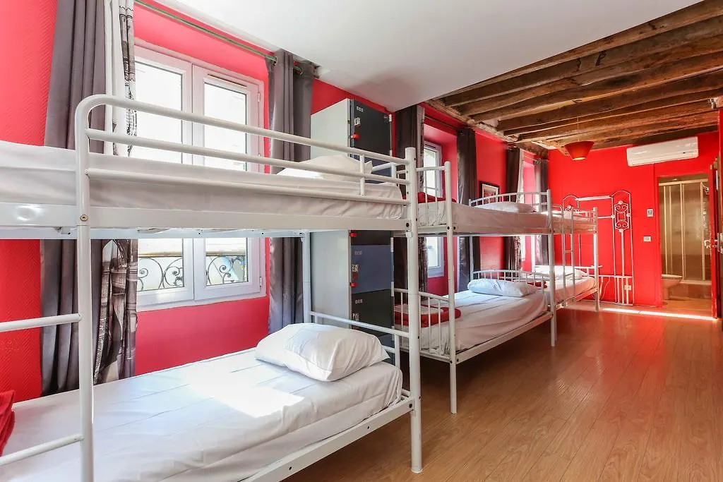Le Village Montmartre By Hiphophostels Paris Hostel