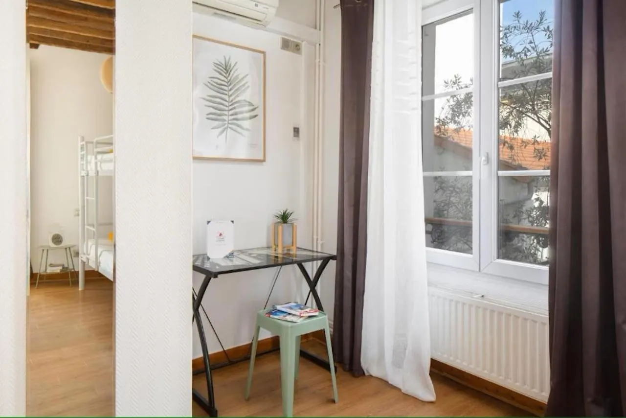 Hostel Le Village Montmartre By Hiphophostels Paris
