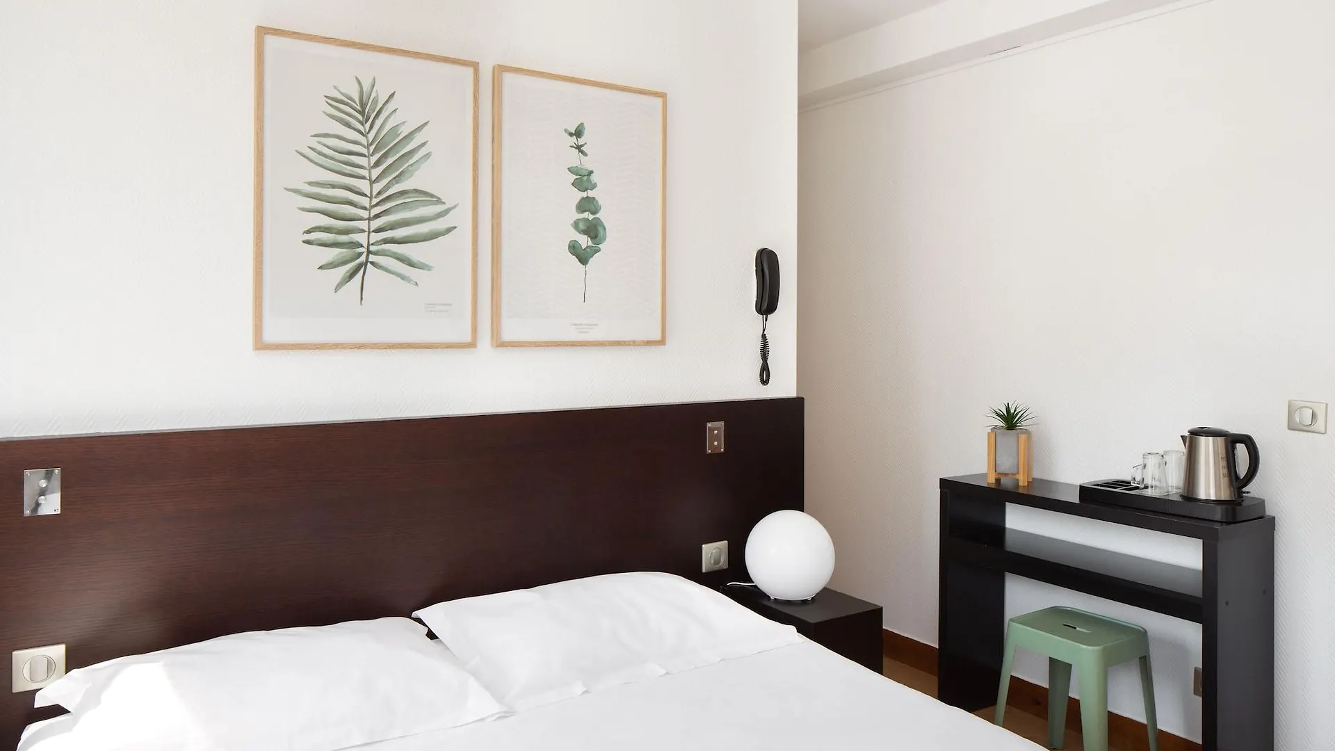 Hostel Le Village Montmartre By Hiphophostels Paris